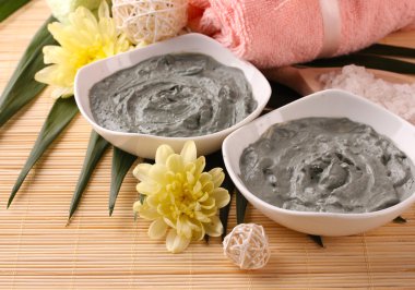 Bambu zemin üzerine spa uygulamaları için kozmetik kil ile kompozisyon
