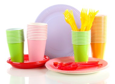çok renkli plastik sofra üzerinde beyaz izole