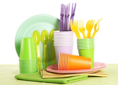 çok renkli plastik sofra üzerinde beyaz izole