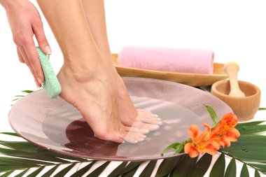 spa kase su, üzerinde beyaz izole kadın ayakları