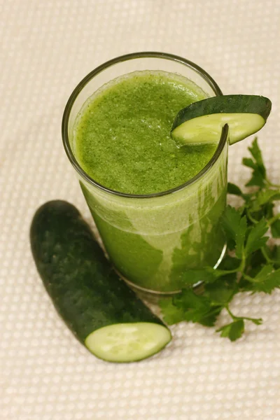 光背景上的绿色蔬菜汁 — 图库照片