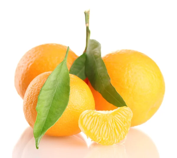 Mogen söt tangerine med blad, isolerad på vit — Stockfoto