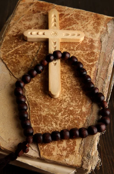 Bible, rosary and cross on wooden table close-up — Stock Photo, Image