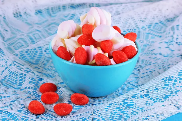 Mild marshmallow i skål på träbord närbild — Stockfoto