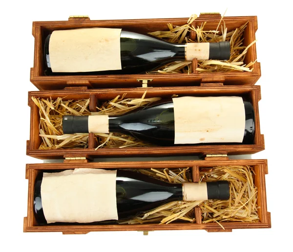 Бутылки старого красного вина в подарочной деревянной коробке, изолированные на белом — стоковое фото
