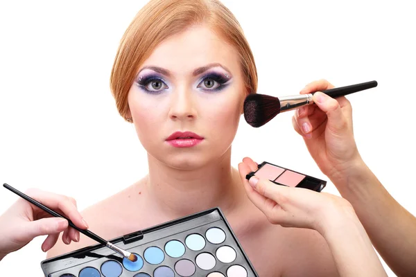 Portret van mooie jonge vrouw met het maken van make-up, geïsoleerd op wit — Stockfoto