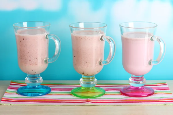Cream cocktails on brightblue background — Stock Photo, Image