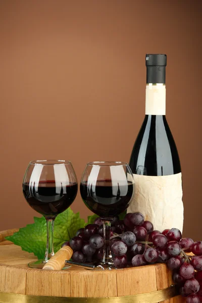 Borosüveg, szemüveg és szőlő, fából készült hordó, barna háttér — Stock Fotó