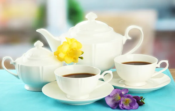 Serviço de chá bonito na mesa — Fotografia de Stock
