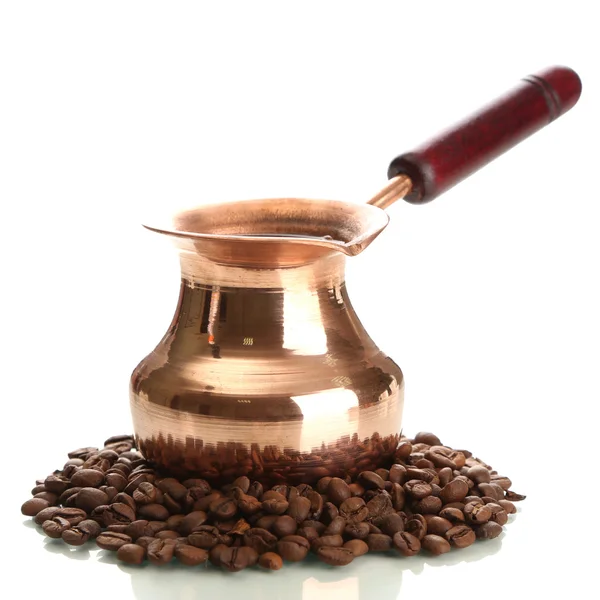 Hrnec kávy a kávových zrn, izolované na bílém — Stock fotografie