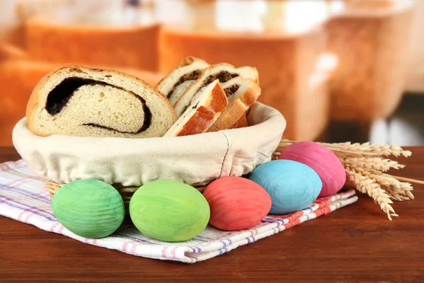 Brood met papaver zaad in rieten mand, op lichte achtergrond — Stockfoto