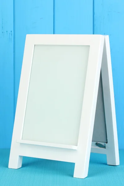 Bílý fotorámeček pro domácí dekoraci na modrém pozadí — Stock fotografie
