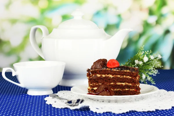Tetera, taza de té y delicioso pastel en el fondo de la ventana —  Fotos de Stock