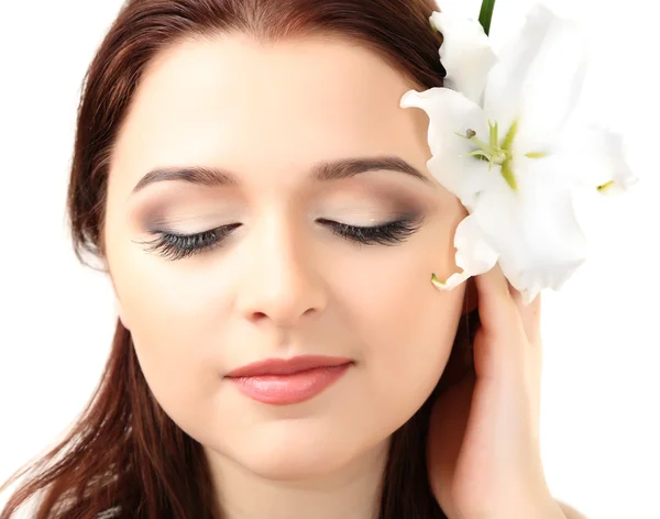 Portret van mooie jonge vrouw met glamour make-up en bloem, geïsoleerd op wit — Stockfoto