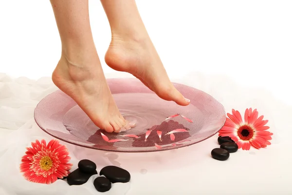 Vrouwelijke voeten in spa kom met water, geïsoleerd op wit — Stockfoto