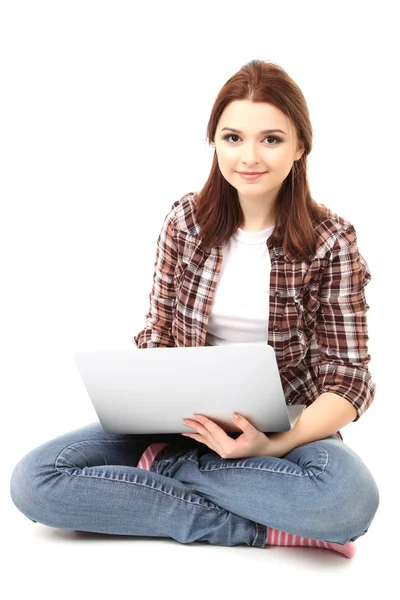 Piękna młoda kobieta z laptopa na białym tle — Zdjęcie stockowe