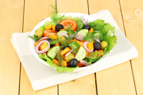 Taze salata tabağına ahşap masa — Stok fotoğraf