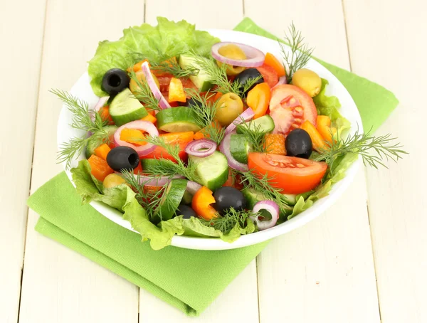 Salada fresca em placa na mesa de madeira — Fotografia de Stock