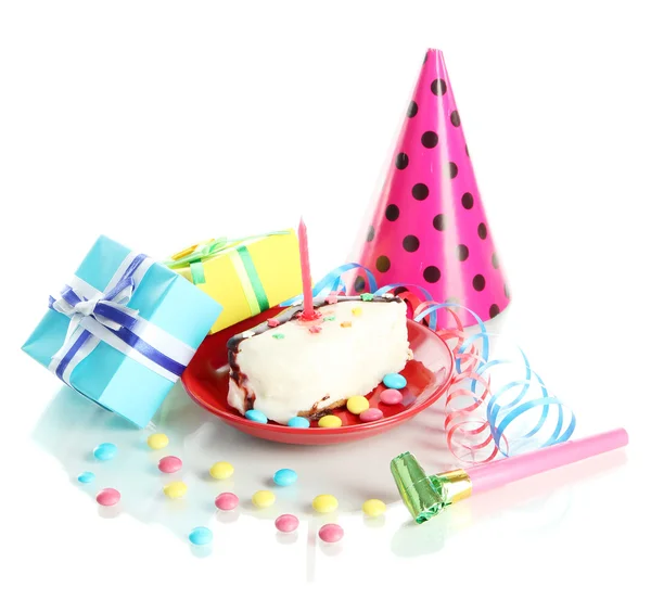 Bolo de aniversário colorido com vela e presentes isolados em branco — Fotografia de Stock