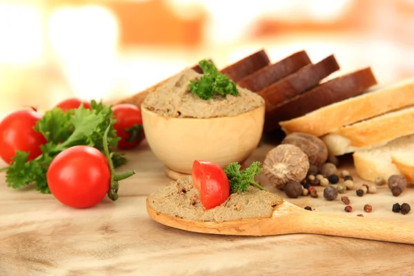 Composition of fresh pate, tomatoes and bread, on bright background — Stock Photo, Image