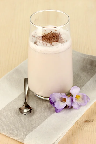 Glas Schoko-Sahne-Cocktail auf Holztisch in Großaufnahme — Stockfoto