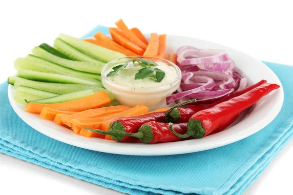 Bâtonnets de légumes crus assortis dans une assiette isolée sur blanc — Photo