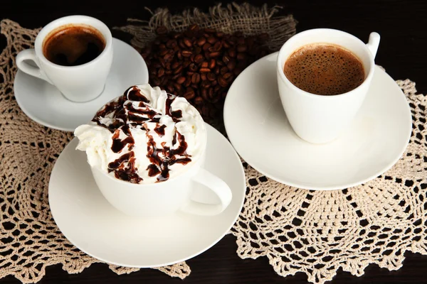 Sortiment an verschiedenen heißen Kaffeegetränken hautnah — Stockfoto