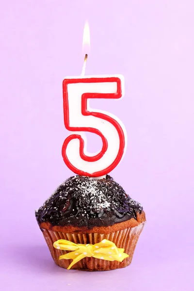 Birthday cupcake with chocolate frosting on lilac background — Stock Photo, Image