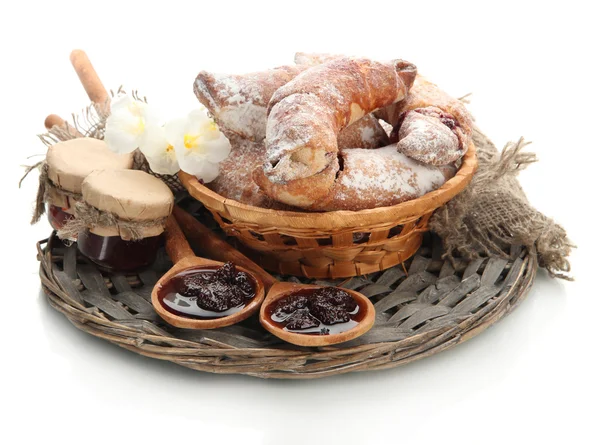 Assaggia croissant in cesto e marmellata isolati su merluzzo — Foto Stock