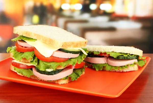 Leckere Sandwiches auf dem Teller im Café — Stockfoto