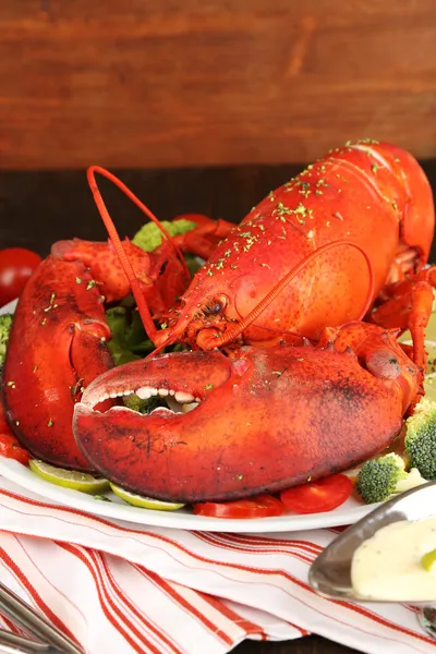 Langosta roja en bandeja en primer plano de mesa — Foto de Stock