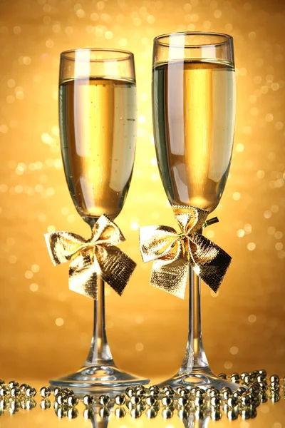 Dwie szklanki szampana na jasnym tle światła — Zdjęcie stockowe
