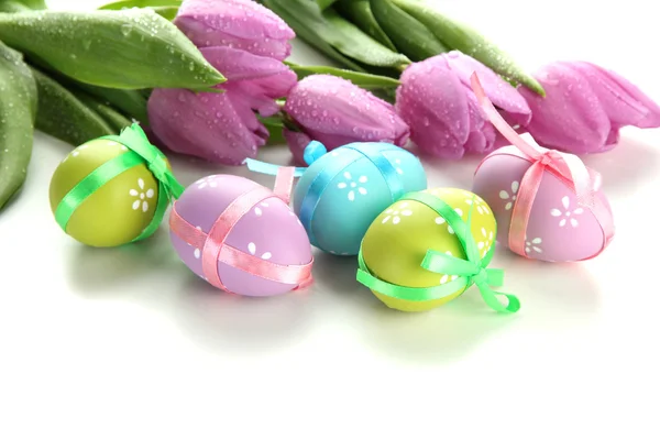 Huevos y tulipanes de Pascua brillantes, aislados en blanco — Foto de Stock