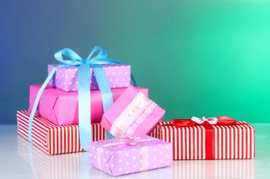 renkli arka plan üzerinde çeşitli hediye kutuları