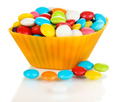 cupcake durumda üzerinde beyaz izole renkli şekerler