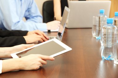 ofis zemin üzerine dijital tablet ile eller.