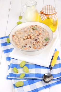 ahşap masa yakın çekim üzerinde meyve bir kase içinde yararlı yulaf ezmesi