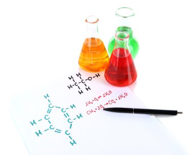 test tüpleri ile renkli sıvılar ve formüller üzerinde beyaz izole