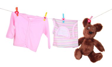 Bebek giysileri üzerinde beyaz izole clothesline üzerinde asılı