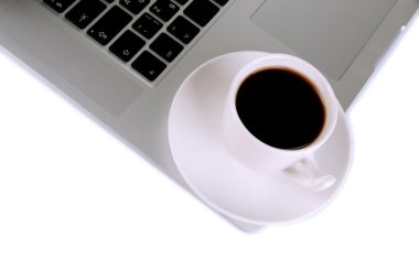 kahve yakın çekim üzerinde beyaz izole fincan beyaz dizüstü bilgisayar