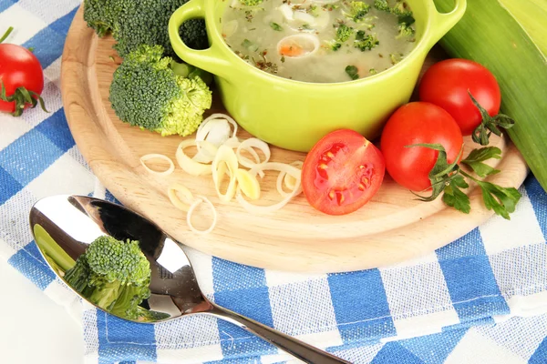 Sopa de dieta con verduras en sartén aislada sobre blanco —  Fotos de Stock