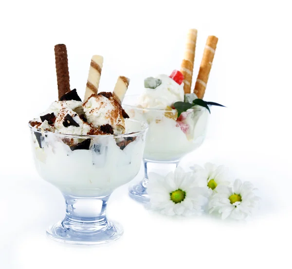 Мороженое с вафельными палочками, изолированными на белом — стоковое фото