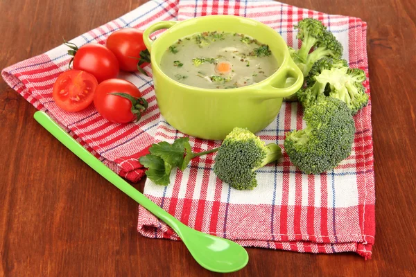 Sopa de dieta com verduras na panela na mesa de madeira close-up — Fotografia de Stock