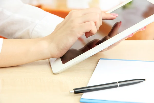 Trabajadora de oficina usando tableta digital en cafetería — Foto de Stock