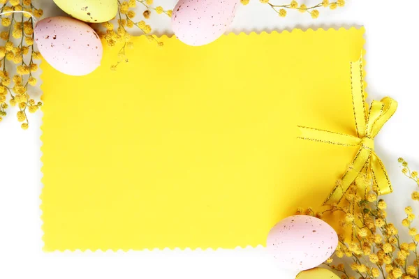 Carte vide avec œufs de Pâques et fleurs de mimosa, isolée sur blanc — Photo