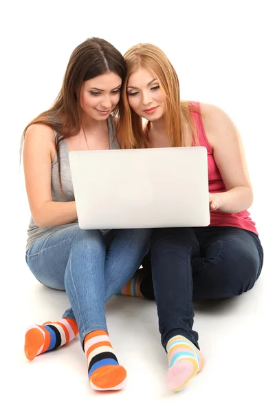 两个女孩朋友与笔记本电脑上白色隔离 — 图库照片