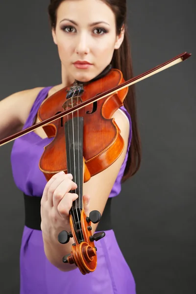 Beautiful young girl with violin on grey background — Stock Photo, Image