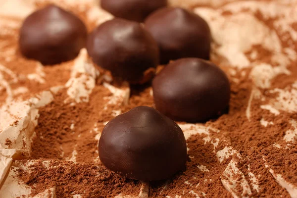 Шоколадные конфеты с какао порошком, крупным планом — стоковое фото