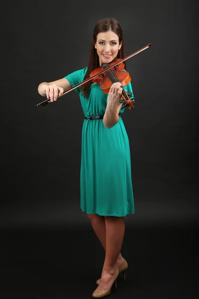 Vacker ung flicka med fiol på grå bakgrund — Stockfoto