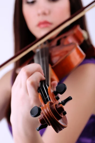 ヴァイオリン、美しい若い女の子をクローズ アップ — ストック写真